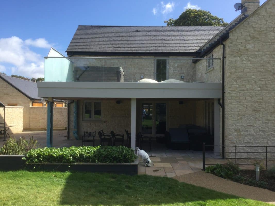 Perfect for the summer is this outside space with its Q-Railing glass balustrade and sliding doors from Solarlux 4 IMG 1653