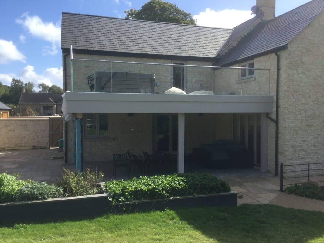 Perfect for the summer is this outside space with its Q-Railing glass balustrade and sliding doors from Solarlux 3 IMG 1654