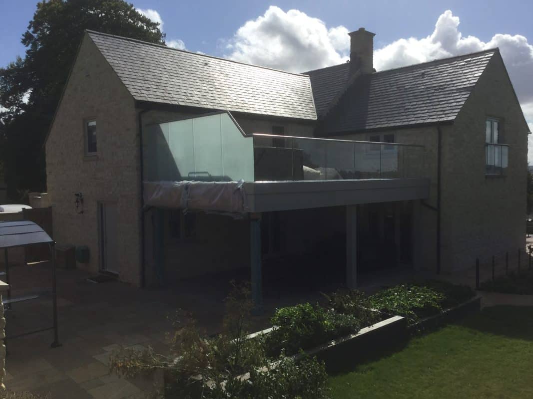 Perfect for the summer is this outside space with its Q-Railing glass balustrade and sliding doors from Solarlux 2 IMG 1655