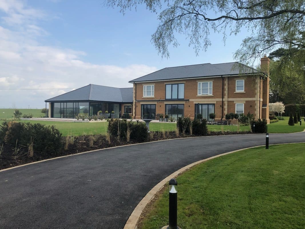cero III sliding doors to a pool extension beside a manor house