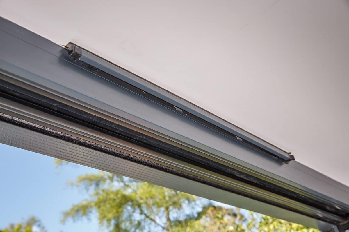 Trickle vent in a sliding door head